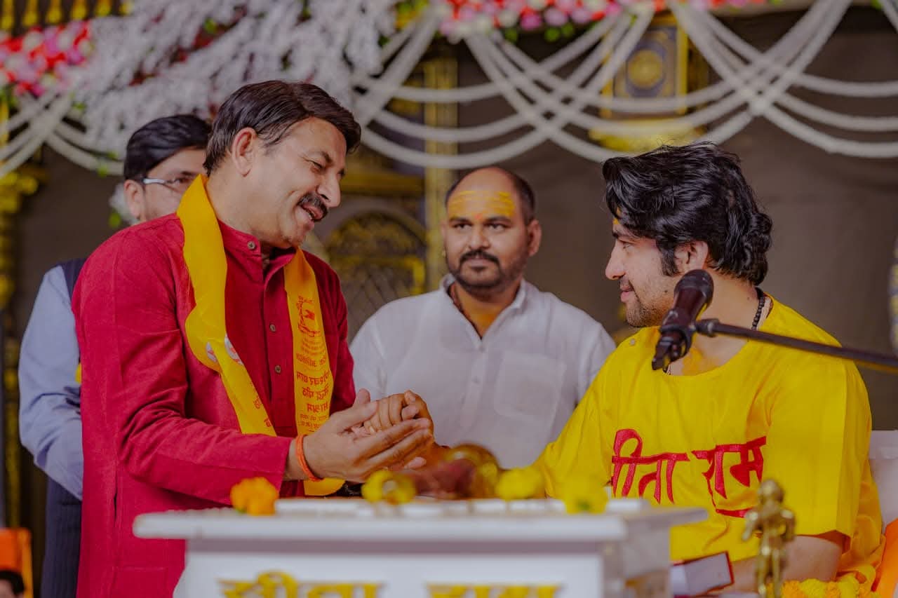 प्रयागराज पहुंचे बागेश्वर धाम के पीठाधीश पंडित धीरेंद्र शास्त्री, संगम में किए दर्शन